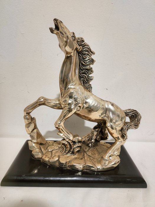 L'Arte di A. Giannetti: migliore Statua Cavallo Rampante Firmata per un'Eleganza Senza Tempo